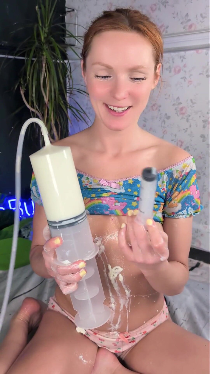 Zella Bu: 流着白浆的肛门灌肠和阴户内射