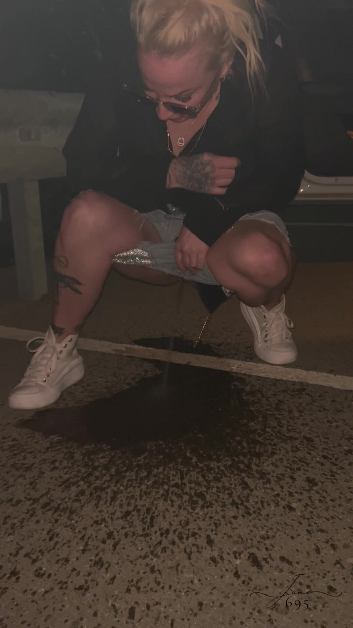 June695: Zlatá sprcha v ulici