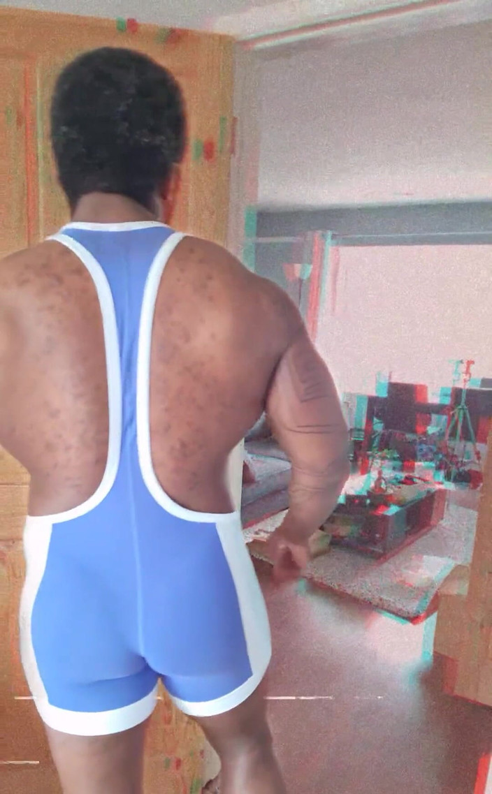 Amadeus: 我想我现在喜欢蓝色，让隆起看起来很大