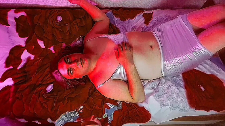 Kitty_Cross: Femboy dễ thương lắc lư tóc trong khi nằm trên...