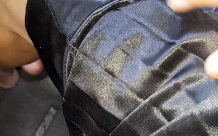 Naomisinka: Travestit asiatic cu mătase satin fusta plisată plăcere cu spermă