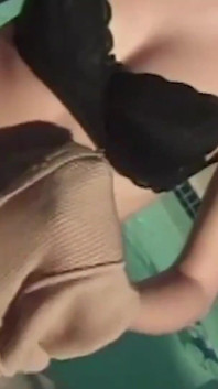 Bikinili iki hatun röportaj yapıyor ve kamera için havuz başında sikiliyor