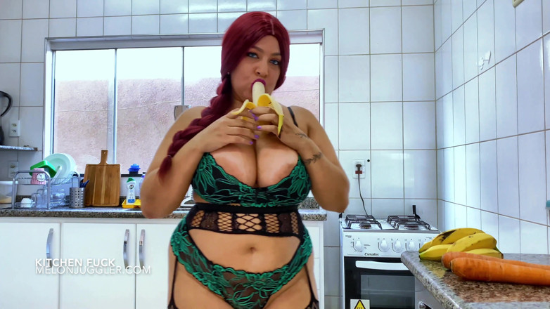 Busty BBW Latinas: Prenses Liana mutfakta sikiliyor ve işiyor