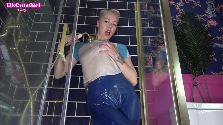UKCuteGirl: Mokré legíny sprcha JOI - prosí o mrdku na můj zadek
