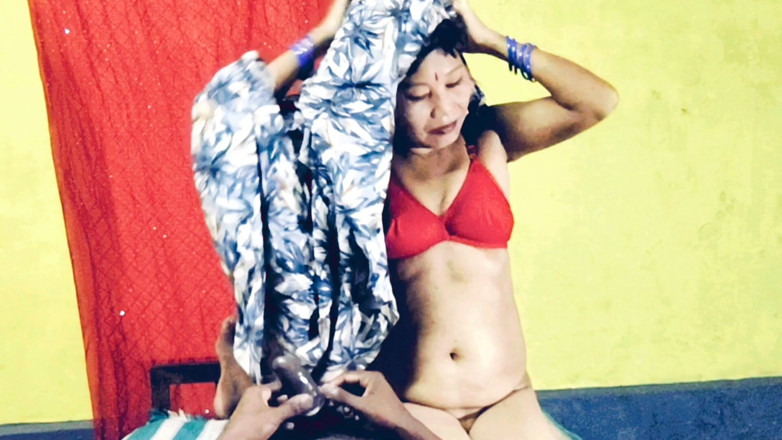 Ayesha_MirzaXPro: Porque la señora está sola en casa, tiene sexo con...