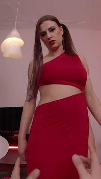 이 핫한 드레스를 입은 속옷이나 속옷을 입지 않는 결정으로 도와주세요