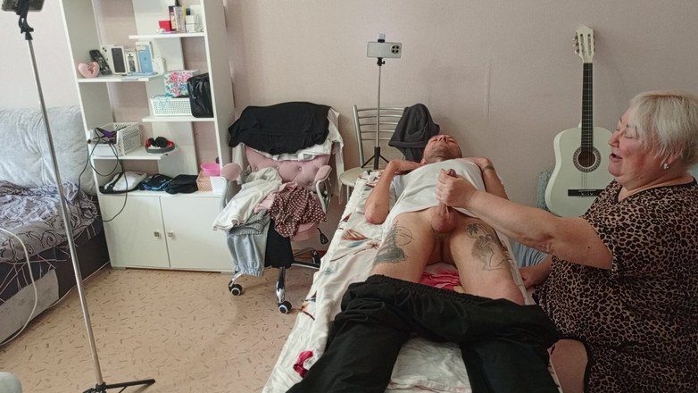 Zona901: Mama vitregă suge și îmi masturbează pula pe masa de masaj și înghite spermă