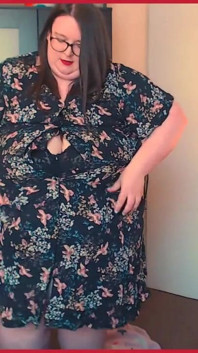SSBBW rozdziera ubrania, które nie pasują do ciała