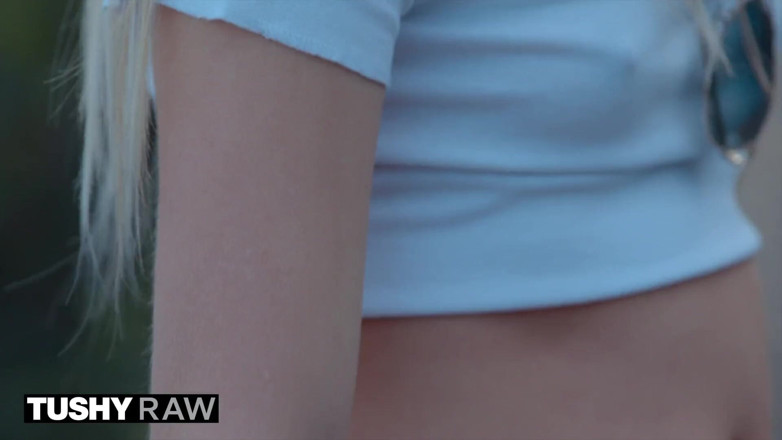 Tushyraw: TUSHYRAW-ブロンドの大学生が油を塗ってぽっかりと