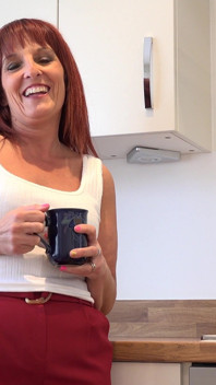 50 años de edad milf Beau Diamond juega con su coño mojado en la cocina