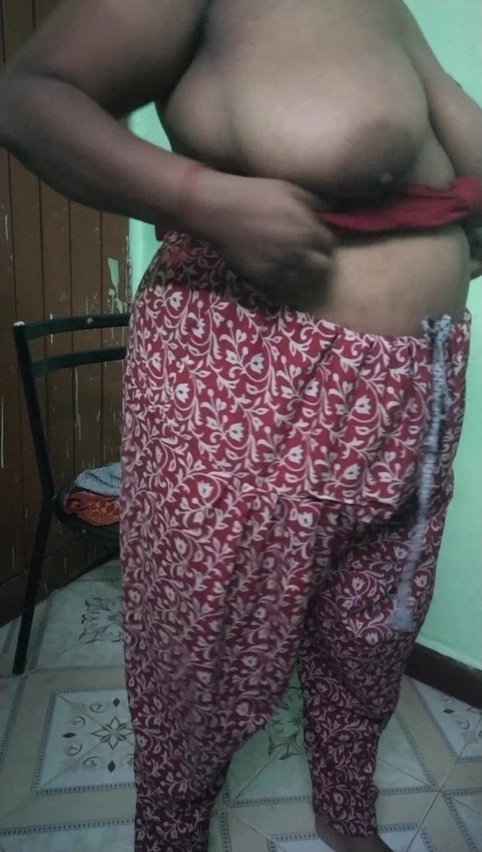 Tamil lesbian: Tři tetičky sexy šaty v mé ložnici