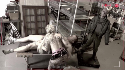 MMV German Kink: Писяюча мамка з татуюваннями, великою дупою, великими цицьками і в латексному вбранні любить фетишний трах