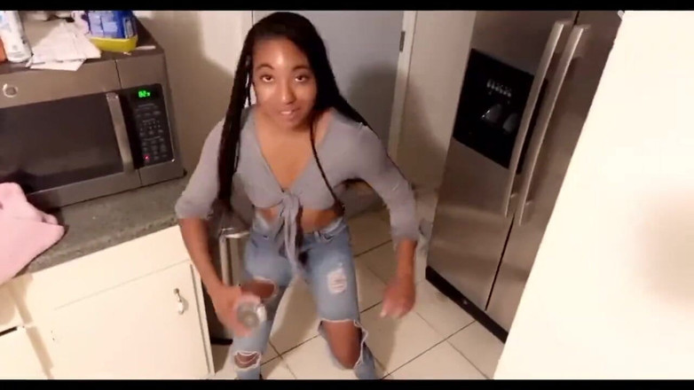 Fijii pornbox: 与娇小的黑人妻子在厨房做爱，她以前从未被操菊花