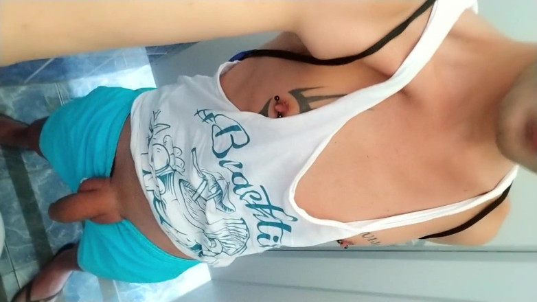 Idmir Sugary: Показ пірсингу сосків і необрізаного члена в громадському туалеті