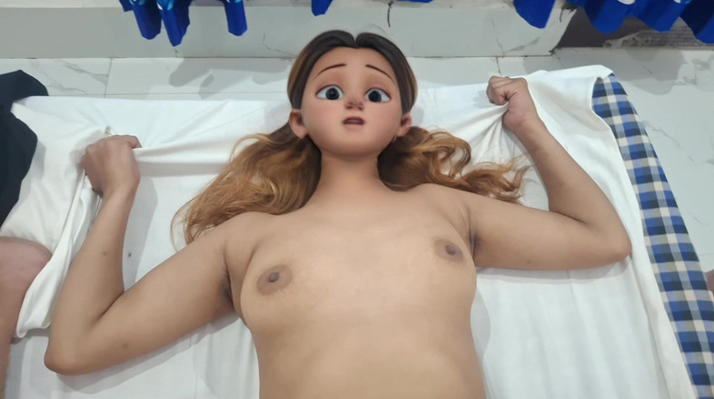 Homemade cartoon couple: Coppia indiana con maschera dei cartoni animati hindi