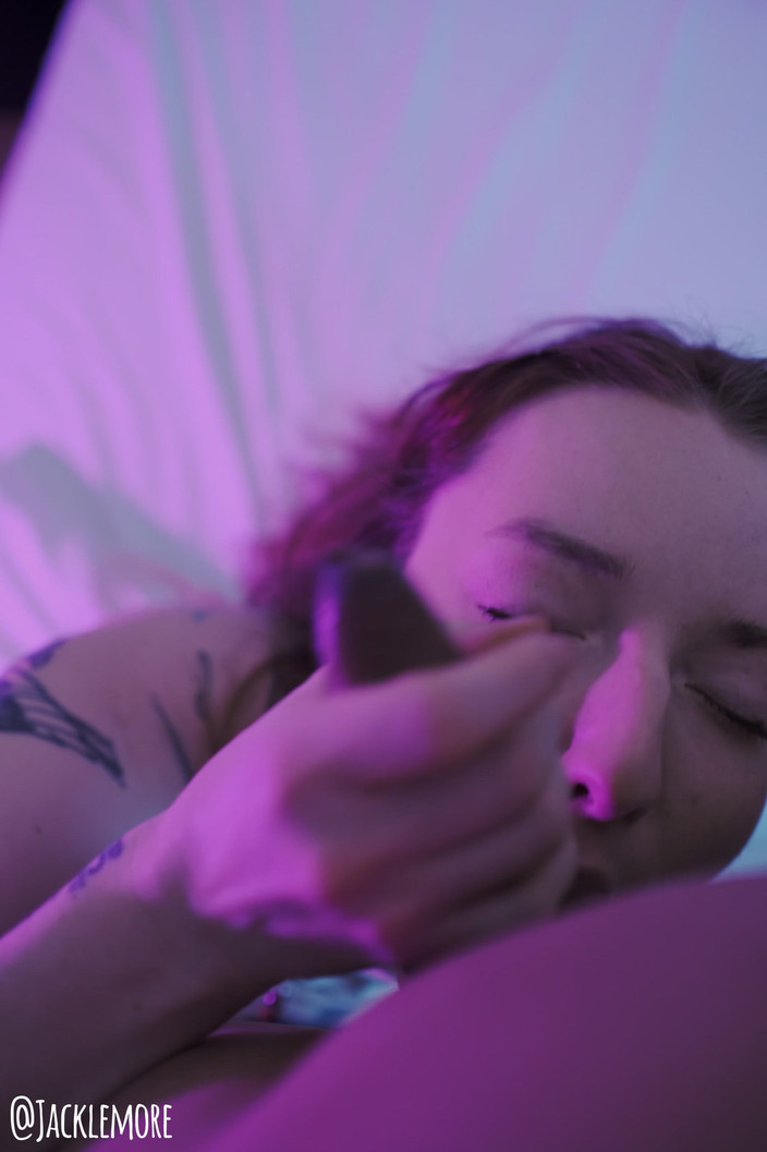 Jacklemore: Marianna mars succhia il cazzo pov durante un servizio fotografico