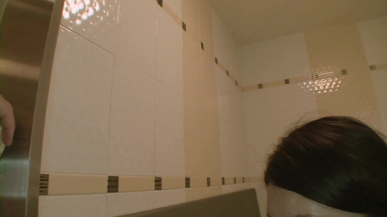 Asian Mature Climax: Banyoda sert yarak emiyor