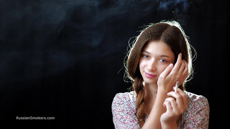 Russian Smokers: Awek Rusia seksi menggoda rokok dengan perlahan