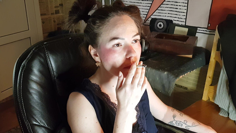 Blowjobs Alice: たくさんタバコを吸うステップ娘