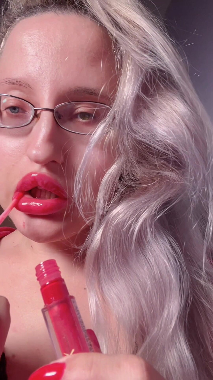 FinDom Goaldigger: Bimbo Red Lipgloss被迷住