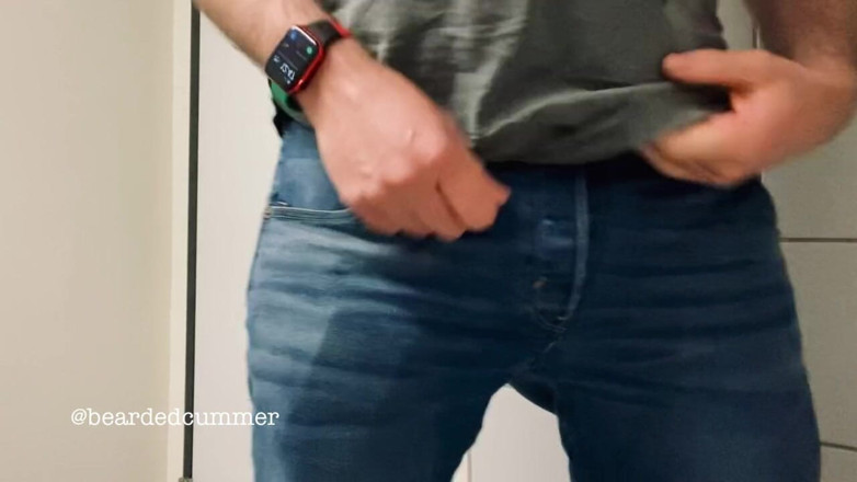 Beardedcummer: Ayah tiri beruang mengambil kencing dalam seluar jeans dan menunjuk-nunjukkan...