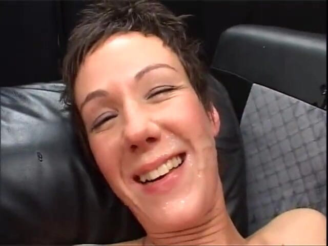 Fetish Desire: Krásná německá brunetka polyká 15 výstřiků