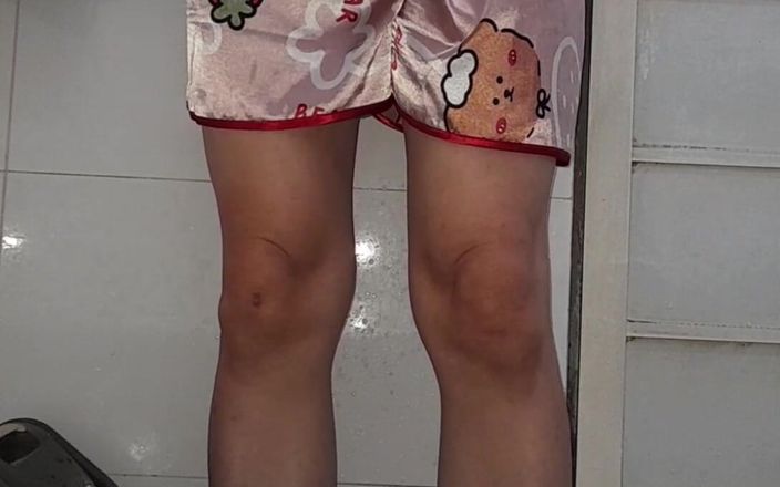 Naomisinka: 짧은 바지를 입은 소녀 Satin Pajamas 자위