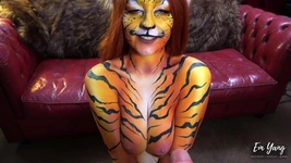 Tigre chica bodypaint chupando y follando