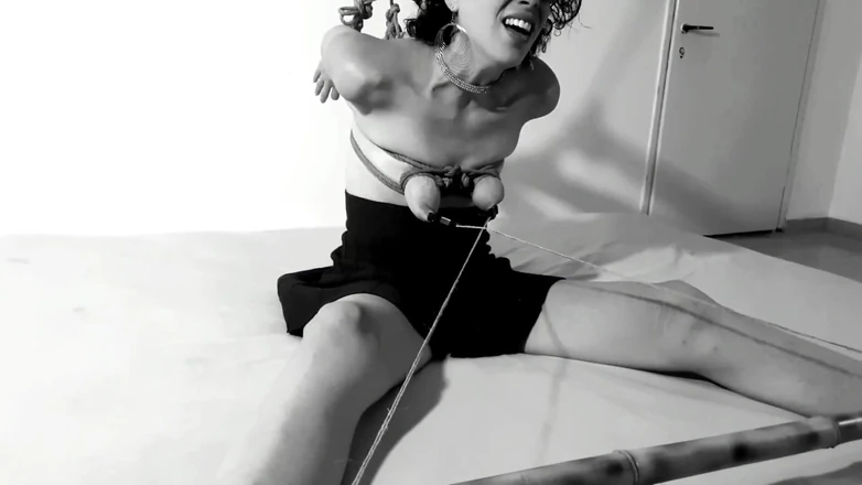 Bdsmlovers91: Beweeg als je wilt: tieten bondage met haar tepels vastgeklemd...