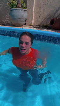 Una Mora Bagnata Con Un Gran Culo Viene Scopata in Piscina