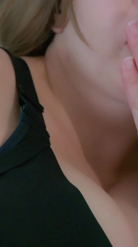 Cewek seksi dengan celana dalam thong hitam ini adalah waktunya bersenang-senang!