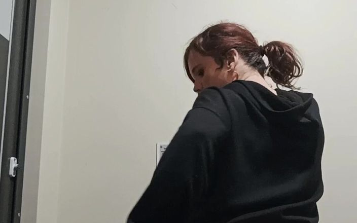 Launiexxxx: Trisha gioca con se stessa e con il suo culo