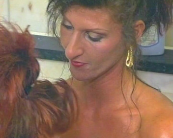 German's Fetish: Lesbiene germane se fut cu degetul în sesiune pasională de cadă