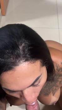 Bebendo seu leite matinal
