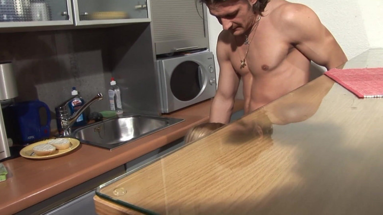 Vintage Climax: Pau amando loira milf é fodida na cozinha