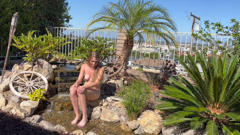 Erotic Art: Larena позирует обнаженной на солнце