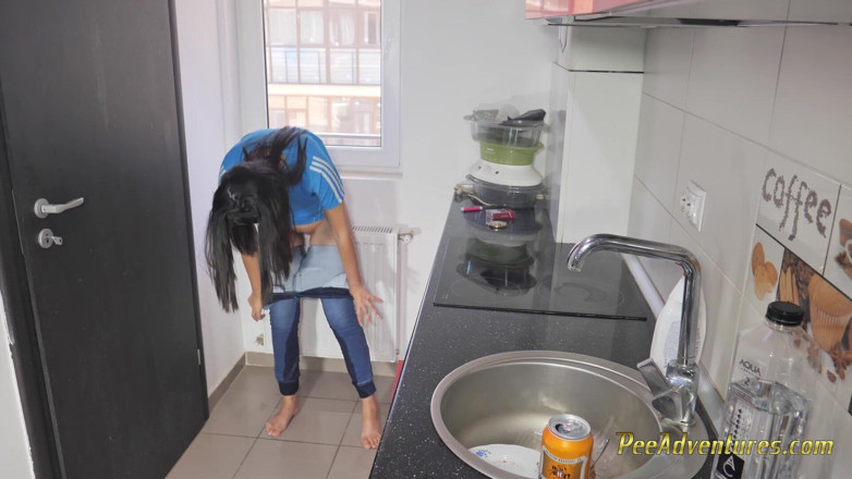 Pee Adventures: kichan men dhoomrapaan aur meri jins gili karna
