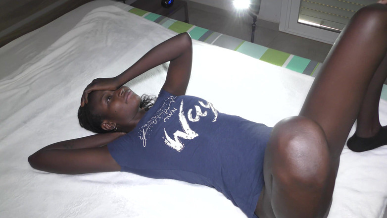 Bam-bulax: La piccola ragazza nera viene sborrata dentro sul letto