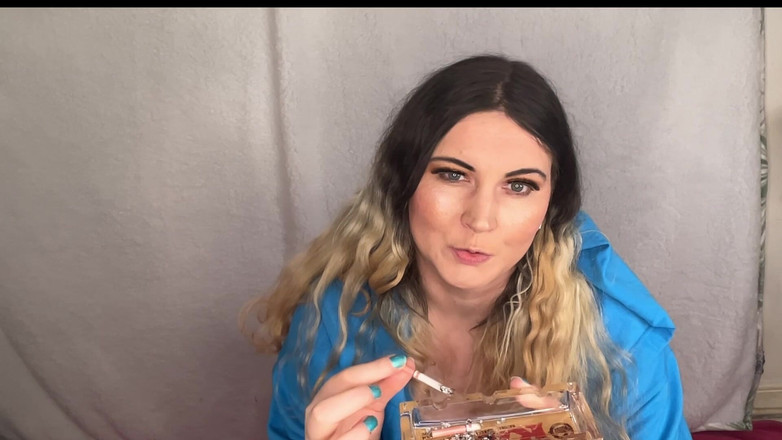 MissFFW: Curvei mari și țâțoase îi place doar să fumeze în lanț țigările ei cu căpșuni