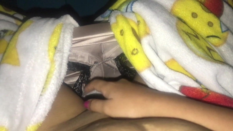 sofiasexxx: Tetanggaku mendengar eranganku saat aku masturbasi