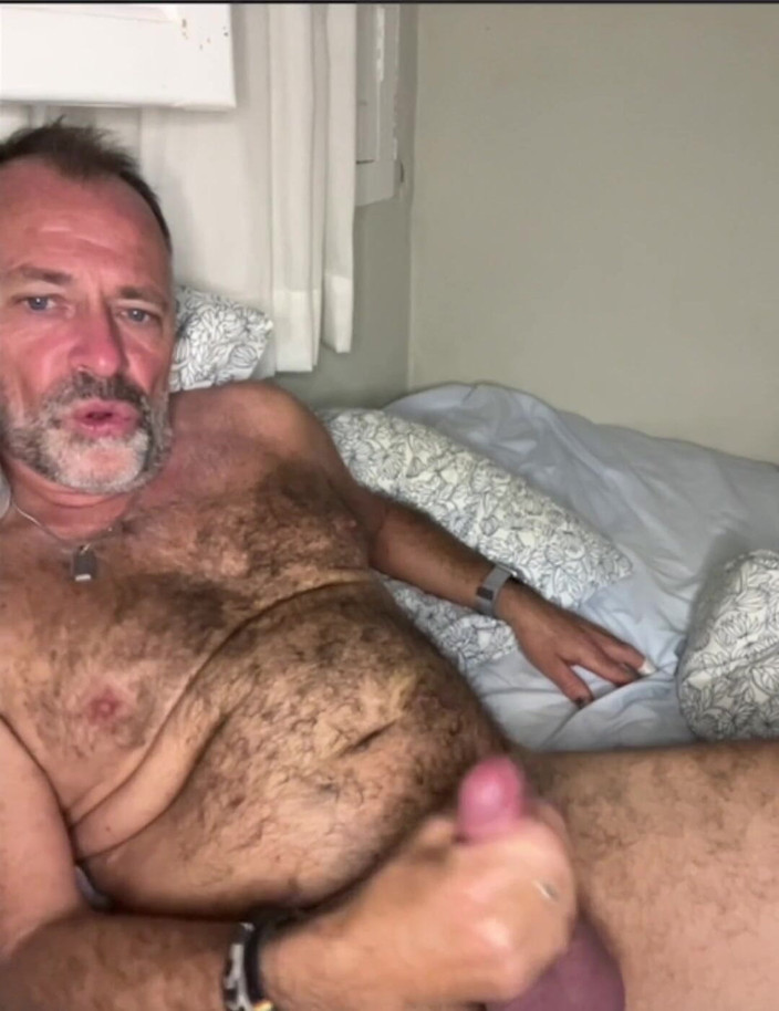 Daddybearvlc: 昨晚显示与我的Fleshlight撸管。慢动作射精。