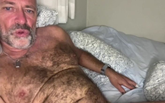 Daddybearvlc: Laatste nachten show aftrekken met mijn zaklamp. Slow motion cumshot.