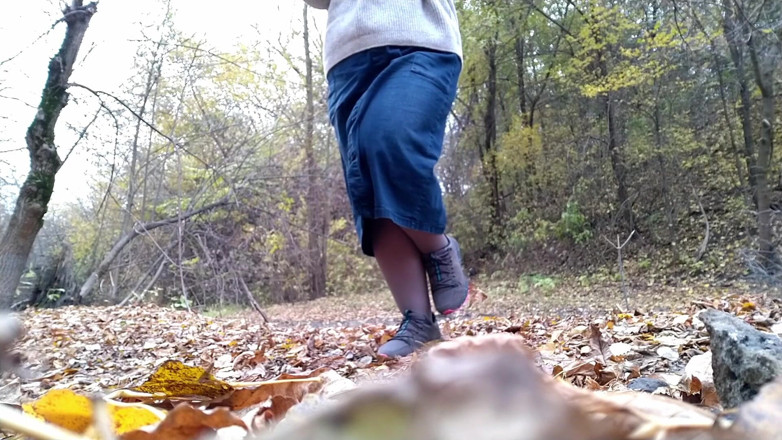 Elena: Curvy milf without complexes pissing in a commonplace