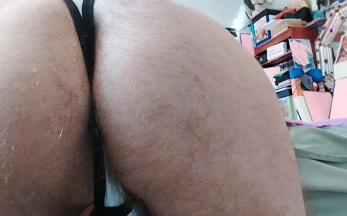 Hairyartist: Cha kế phát hiện ra bạn quay phim mông của...