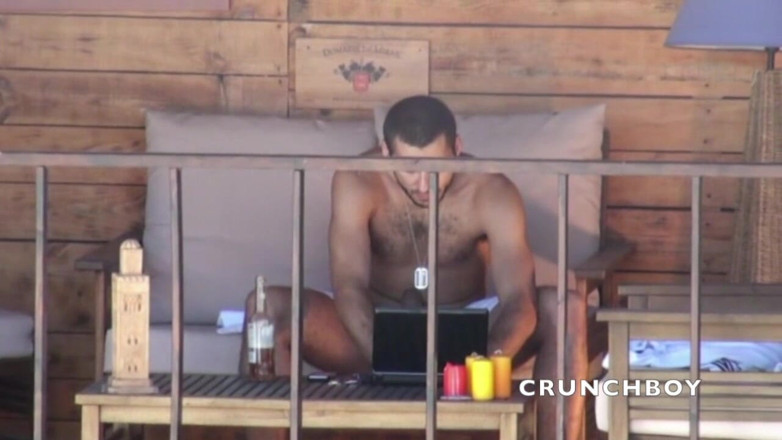 STRAIGHT BOY CURIOUS: Beruang Arab straigth menunjukkan cokc besarnya di luar ruangan