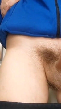 Efter min traning dexterxxl spela med min håriga kuk och jag kommer handsfree