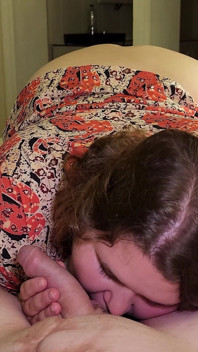 Saftiger, schlampiger blowjob von süßer gebräunter bbw-mieze mit dicken möpsen