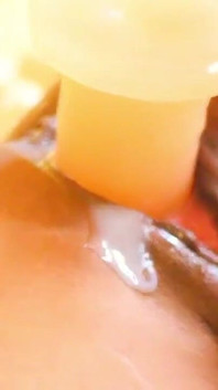 Une latina à forte poitrine à la chatte béante et un gros gode joue en POV