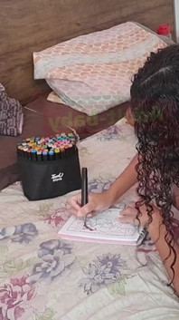 絵を描くのに飽きた若い女の子が、キュウリを尻に送ることにした