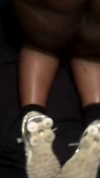 大屁股黑人女郎穿着运动鞋被干